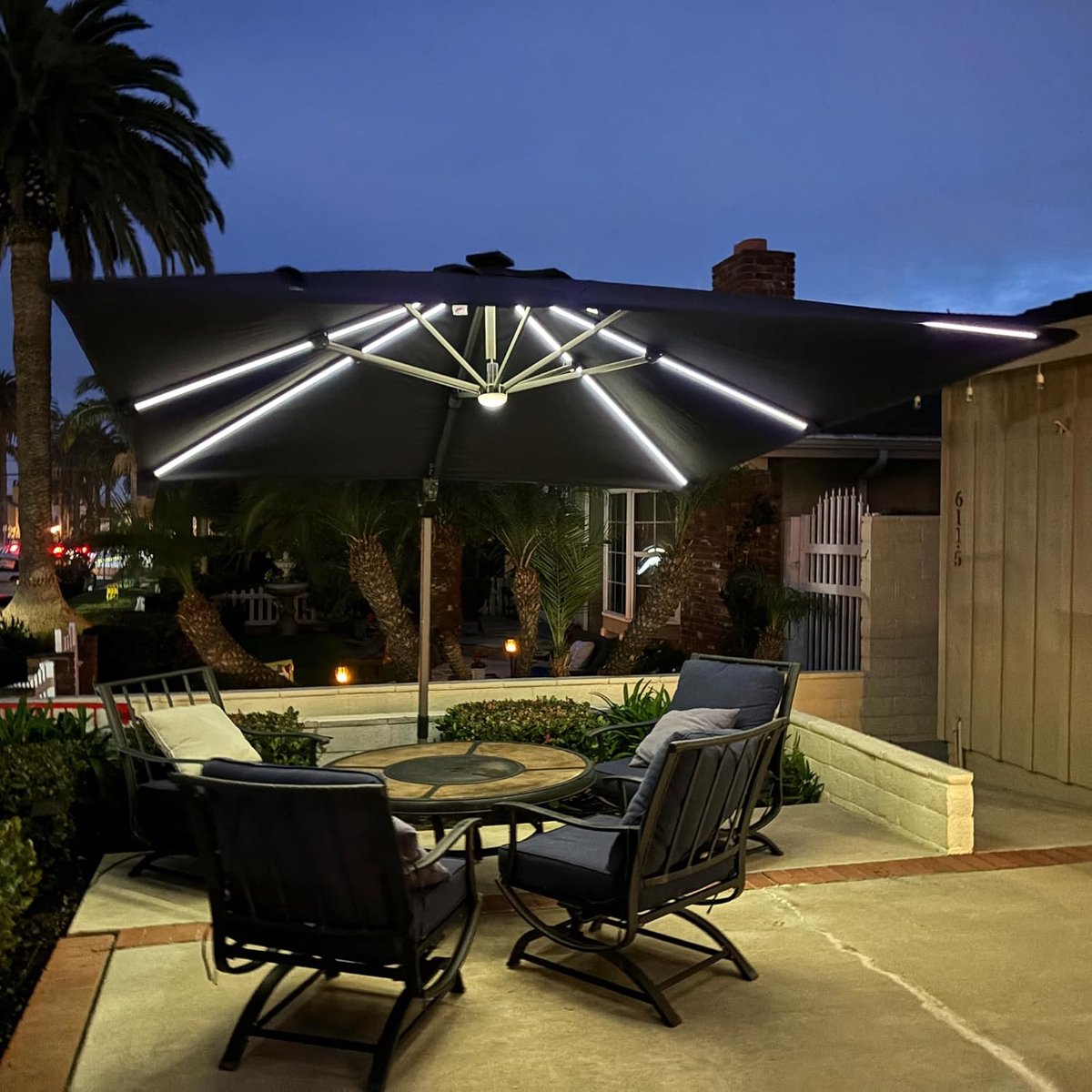 Zweefparasol 300x300 cm met LED Verlichting - 360° Draaibaar, Aluminium Tuinparasol met Zonnepaneel, UV-bestendig & Waterafstotend, Vierkant Grijs - Laura (9505448398791)
