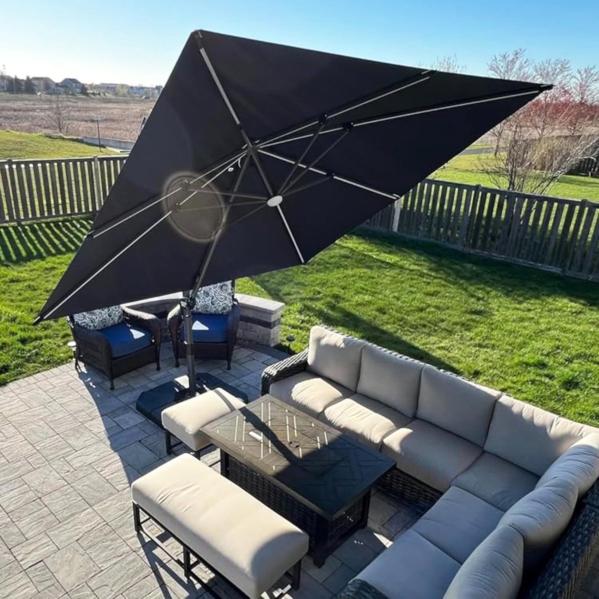 Zweefparasol 300x300 cm met LED Verlichting - 360° Draaibaar, Aluminium Tuinparasol met Zonnepaneel, UV-bestendig & Waterafstotend, Vierkant Grijs - Laura (9501547583441)